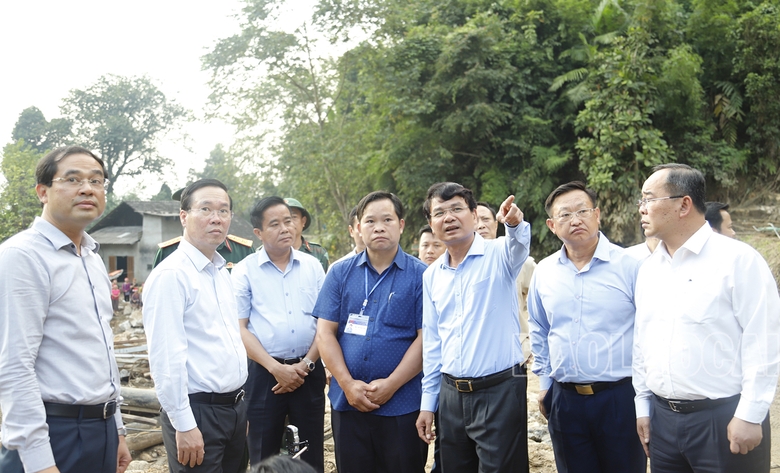 Chủ tịch nước Võ Văn Thưởng thăm, động viên người dân bị lũ ống ở xã Liên Minh (Sa Pa)